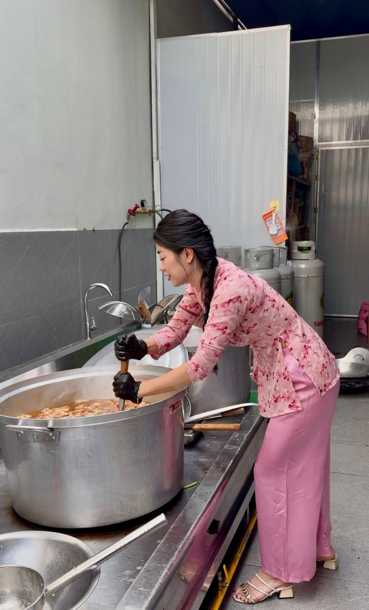 Năm Bính Ngọ của mẹ 4 con tuổi Ngọ Helen Nguyễn: Đi qua những mùa Tết mưu sinh để “vẽ” lại tuổi thơ rực rỡ cho các con- Ảnh 10. Năm Bính Ngọ của mẹ 4 con tuổi Ngọ Helen Nguyễn: Đi qua những mùa Tết mưu sinh để “vẽ” lại tuổi thơ rực rỡ cho các con- Ảnh 10.