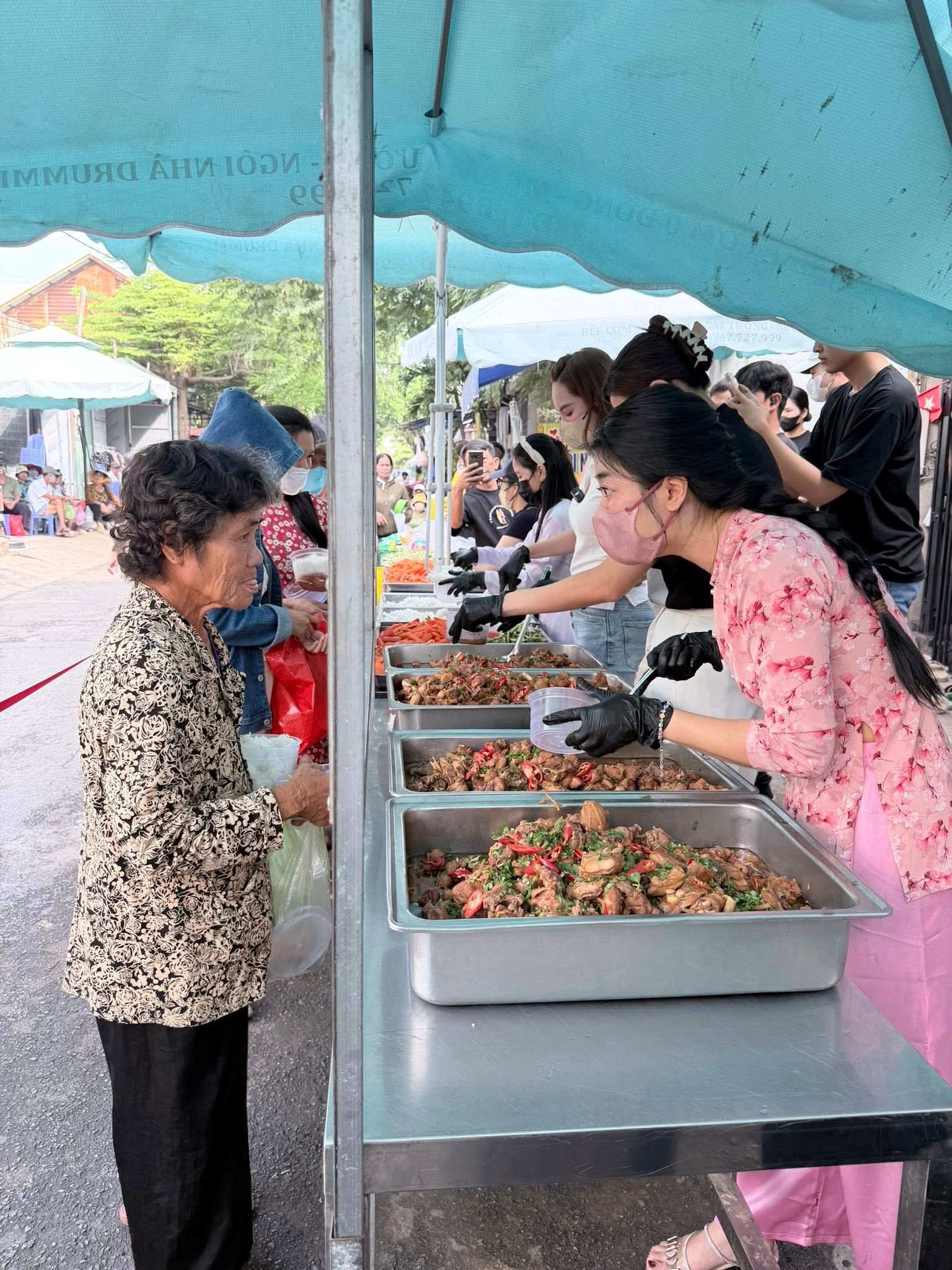 Năm Bính Ngọ của mẹ 4 con tuổi Ngọ Helen Nguyễn: Đi qua những mùa Tết mưu sinh để “vẽ” lại tuổi thơ rực rỡ cho các con- Ảnh 11. Năm Bính Ngọ của mẹ 4 con tuổi Ngọ Helen Nguyễn: Đi qua những mùa Tết mưu sinh để “vẽ” lại tuổi thơ rực rỡ cho các con- Ảnh 11.