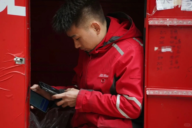 Shipper mời cả d&atilde;y trọ đi ăn tiệc buffet 1,3 triệu /người rồi xin nghỉ việc lu&ocirc;n: Chuyện xảy ra trước Tết g&acirc;y x&ocirc;n xao - Ảnh 2.