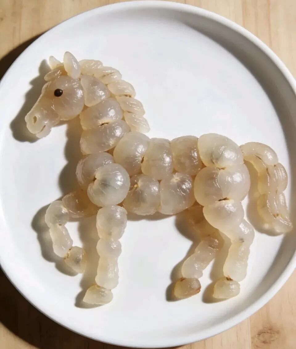 Đĩa tr&aacute;i c&acirc;y h&igrave;nh ngựa t&agrave;i lộc cho năm mới B&iacute;nh Ngọ 2026 th&ecirc;m phần rực rỡ - Ảnh 4.