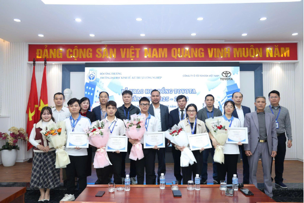 Toyota Việt Nam trao 123 suất học bổng năm 2025, tiếp nối h&agrave;nh tr&igrave;nh 29 năm đầu tư bền bỉ cho nguồn nh&acirc;n lực tương lai- Ảnh 3.