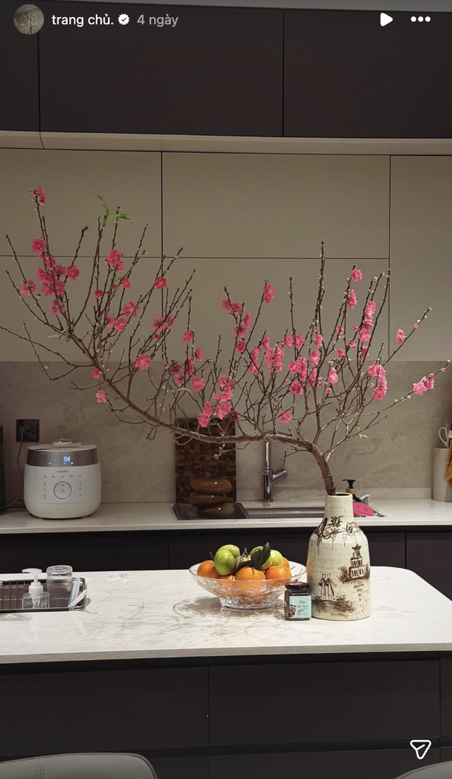 C&ograve;n ai đảm đang hơn Do&atilde;n Hải My, Văn Hậu tự h&agrave;o khoe vợ cặm cụi b&agrave;y m&acirc;m ngũ quả Tết trong căn biệt thự  - Ảnh 4.