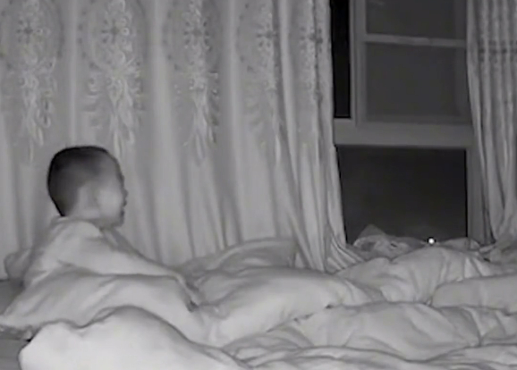 Bố mẹ gi&aacute;o vi&ecirc;n đi l&agrave;m sớm để con 3 tuổi ở nh&agrave; một m&igrave;nh, mở camera th&igrave; thấy cảnh tượng đau l&ograve;ng- Ảnh 1.