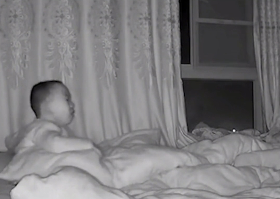 Bố mẹ gi&aacute;o vi&ecirc;n đi l&agrave;m sớm để con 3 tuổi ở nh&agrave; một m&igrave;nh, mở camera th&igrave; thấy cảnh tượng đau l&ograve;ng- Ảnh 2.