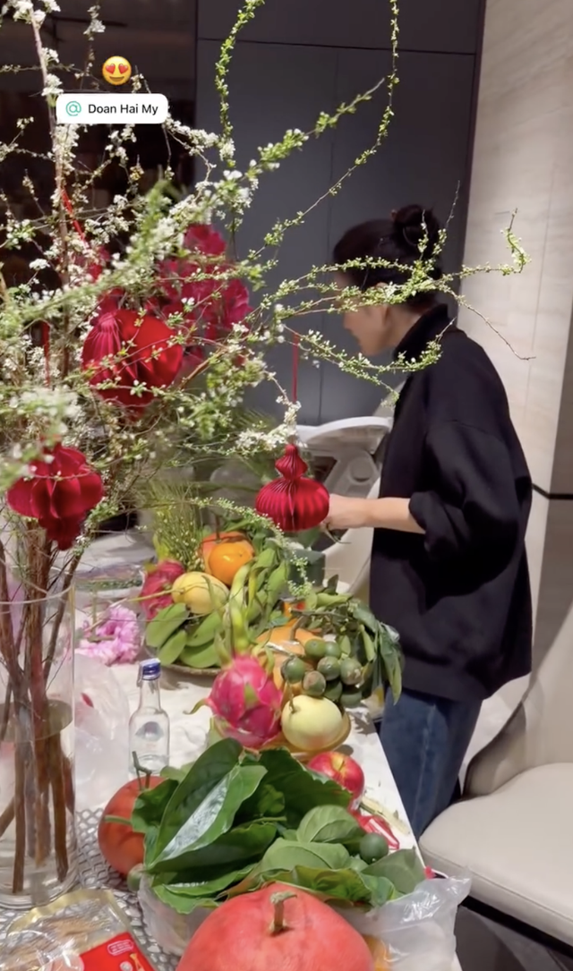 C&ograve;n ai đảm đang hơn Do&atilde;n Hải My, Văn Hậu tự h&agrave;o khoe vợ cặm cụi b&agrave;y m&acirc;m ngũ quả Tết trong căn biệt thự  - Ảnh 2.