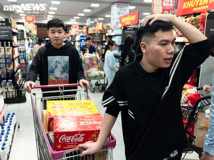 Người d&acirc;n H&agrave; Nội &ugrave;n &ugrave;n mua sắm Tết, si&ecirc;u thị đ&ocirc;ng đ&uacute;c kh&ocirc;ng lối tho&aacute;t - Ảnh 11.