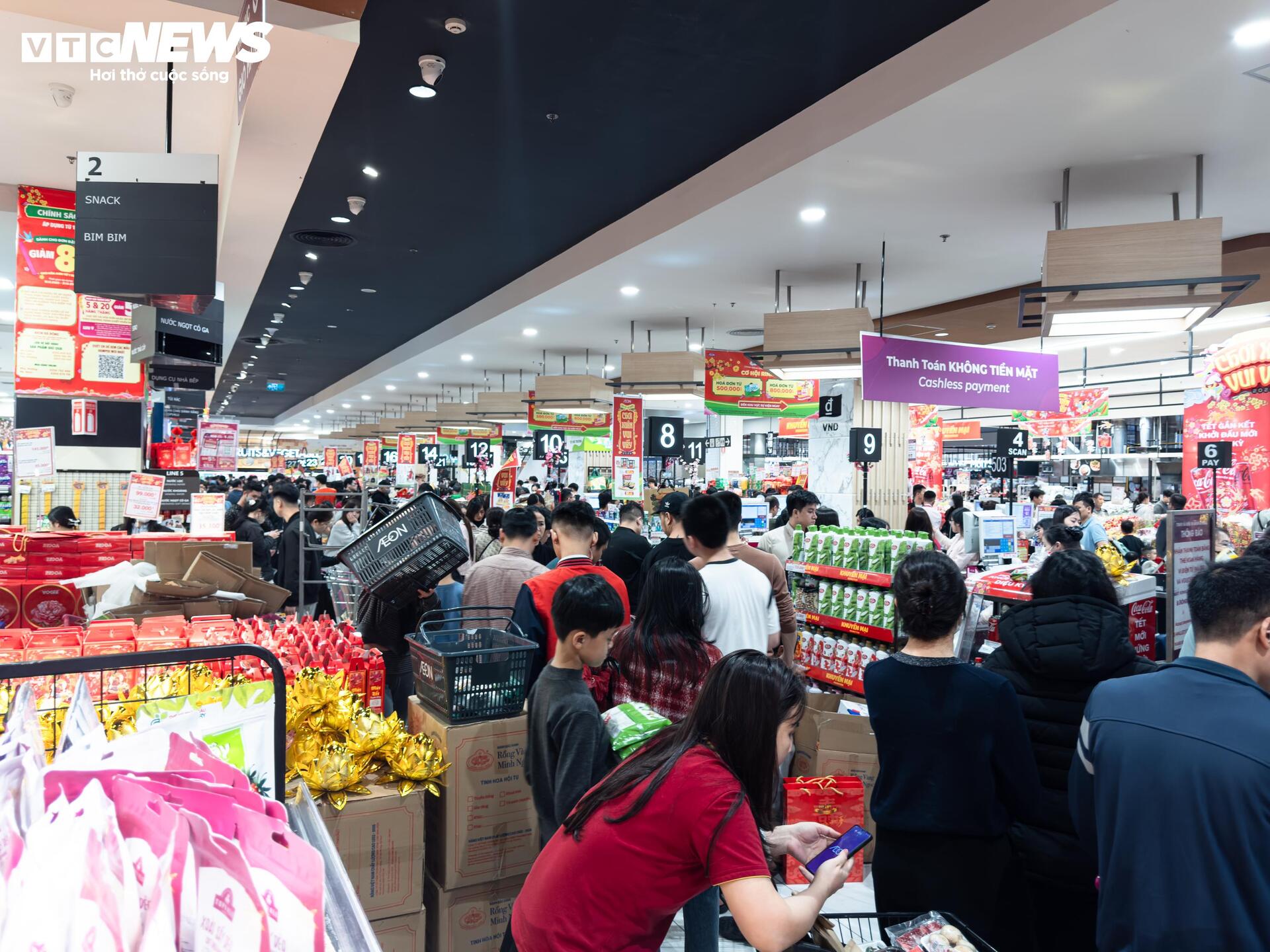 Người d&acirc;n H&agrave; Nội &ugrave;n &ugrave;n mua sắm Tết, si&ecirc;u thị đ&ocirc;ng đ&uacute;c kh&ocirc;ng lối tho&aacute;t - Ảnh 15.