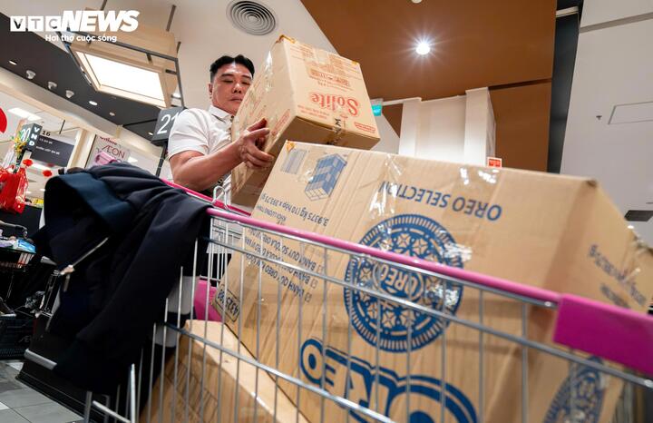 Người d&acirc;n H&agrave; Nội &ugrave;n &ugrave;n mua sắm Tết, si&ecirc;u thị đ&ocirc;ng đ&uacute;c kh&ocirc;ng lối tho&aacute;t - Ảnh 10.