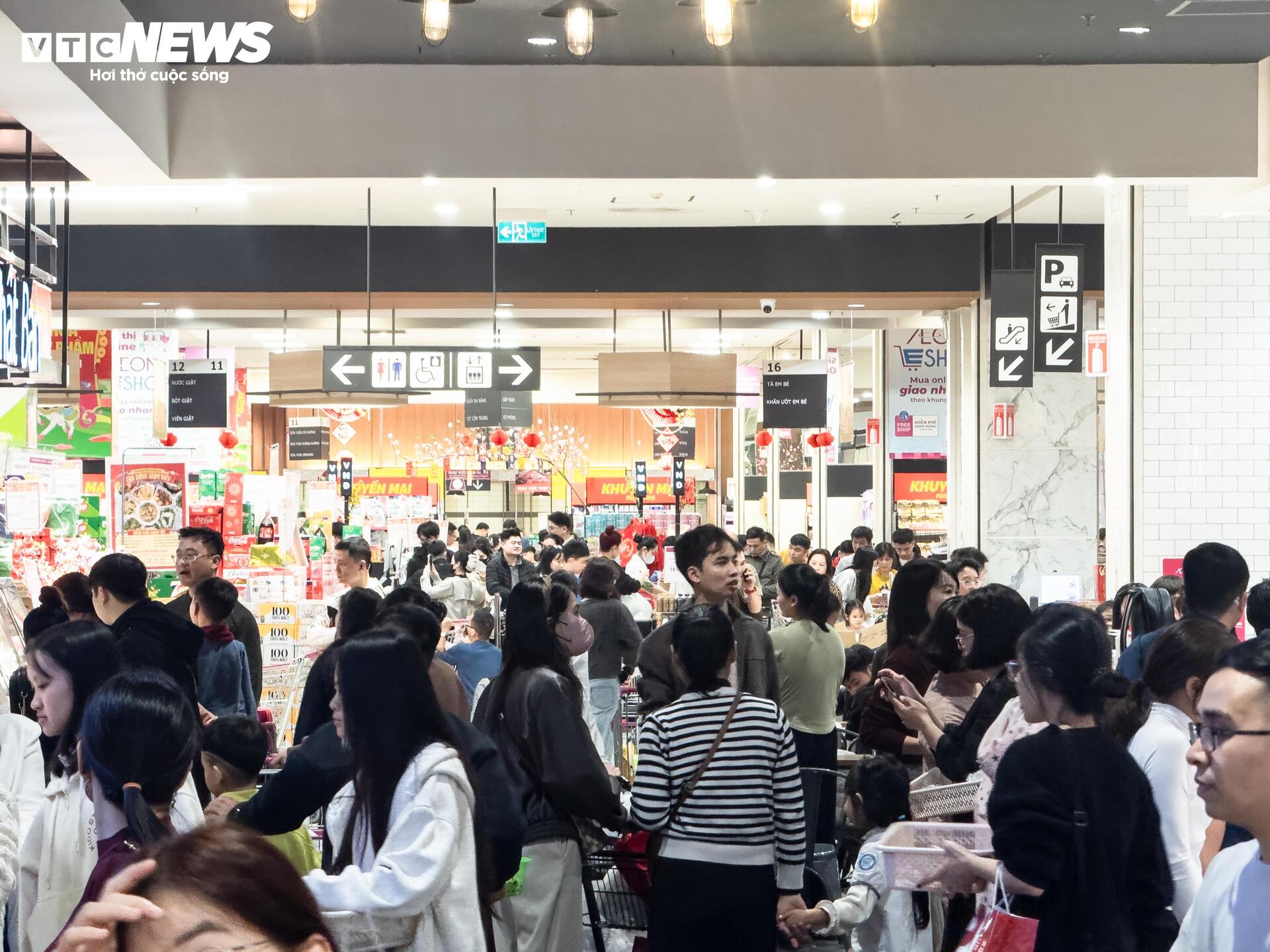 Người d&acirc;n H&agrave; Nội &ugrave;n &ugrave;n mua sắm Tết, si&ecirc;u thị đ&ocirc;ng đ&uacute;c kh&ocirc;ng lối tho&aacute;t - Ảnh 1.
