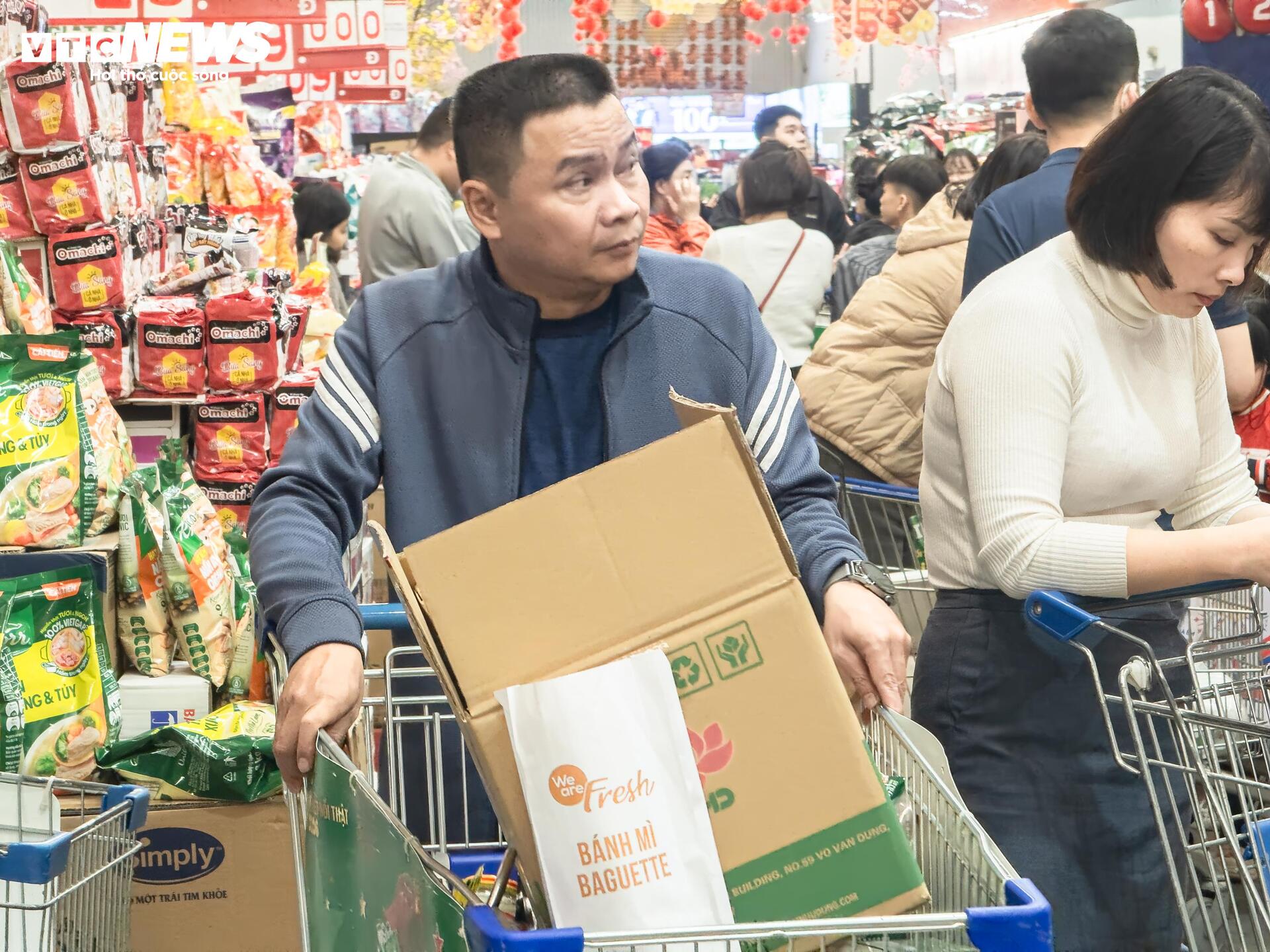 Người d&acirc;n H&agrave; Nội &ugrave;n &ugrave;n mua sắm Tết, si&ecirc;u thị đ&ocirc;ng đ&uacute;c kh&ocirc;ng lối tho&aacute;t - Ảnh 14.