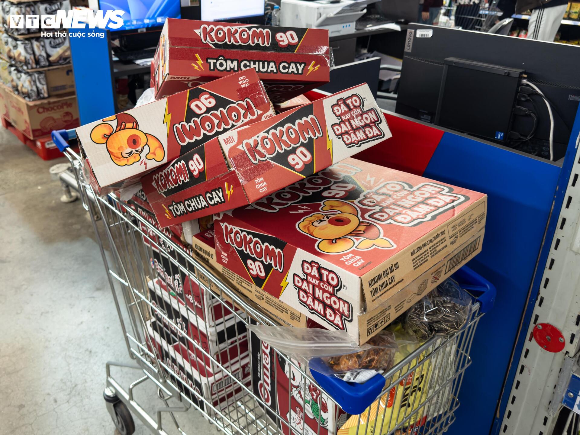 Người d&acirc;n H&agrave; Nội &ugrave;n &ugrave;n mua sắm Tết, si&ecirc;u thị đ&ocirc;ng đ&uacute;c kh&ocirc;ng lối tho&aacute;t - Ảnh 22.