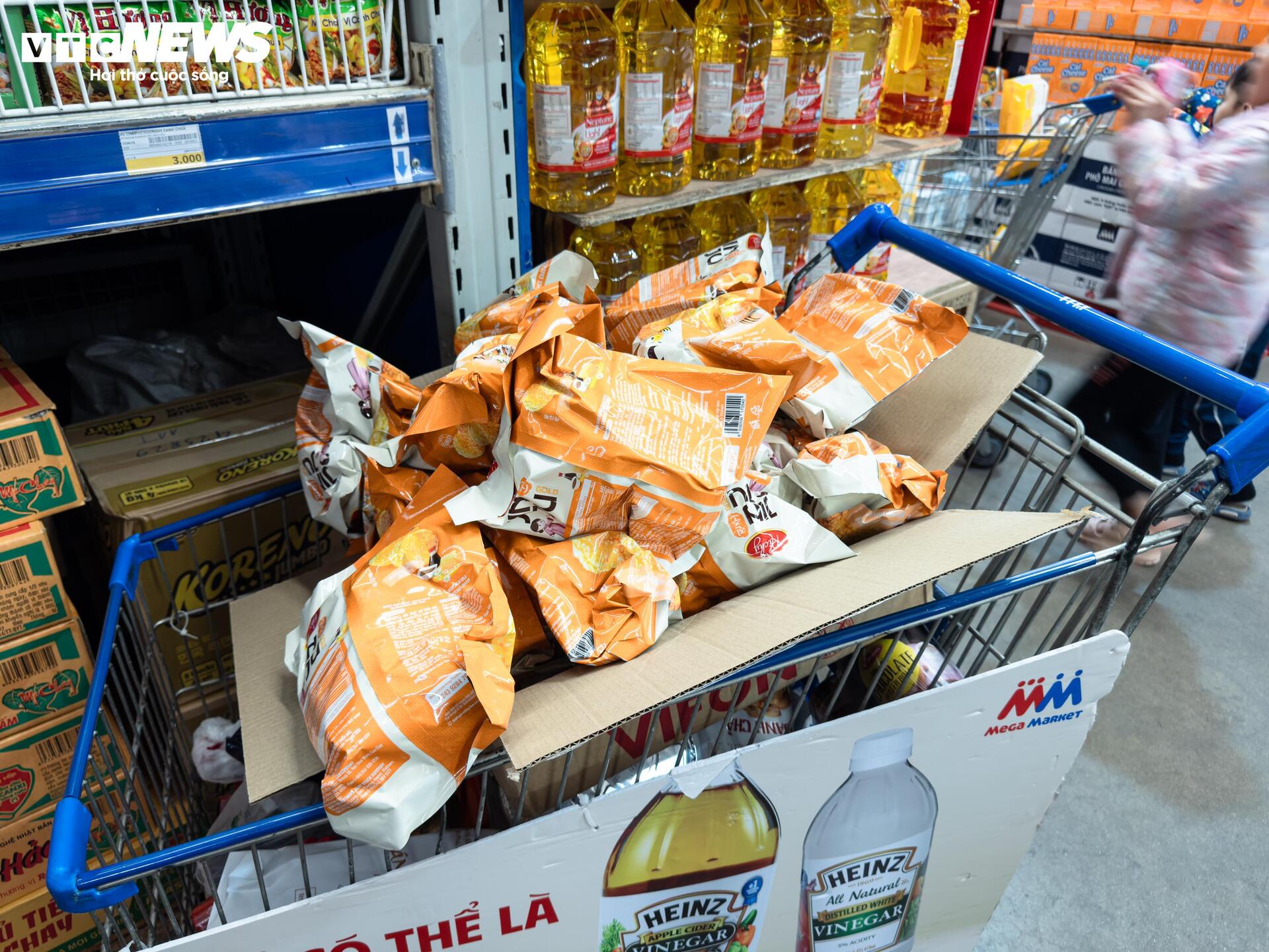 Người d&acirc;n H&agrave; Nội &ugrave;n &ugrave;n mua sắm Tết, si&ecirc;u thị đ&ocirc;ng đ&uacute;c kh&ocirc;ng lối tho&aacute;t - Ảnh 23.