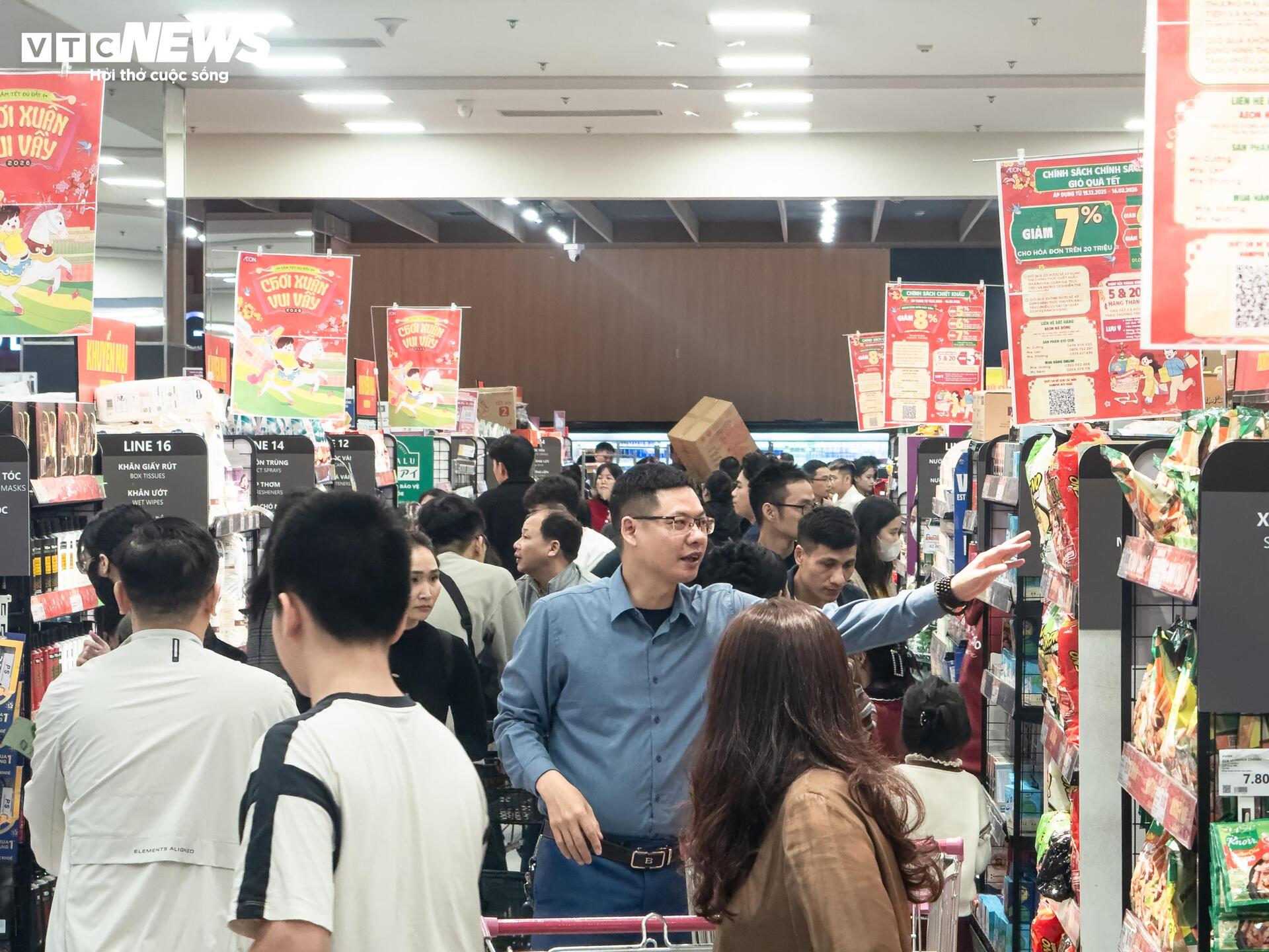 Người d&acirc;n H&agrave; Nội &ugrave;n &ugrave;n mua sắm Tết, si&ecirc;u thị đ&ocirc;ng đ&uacute;c kh&ocirc;ng lối tho&aacute;t - Ảnh 2.