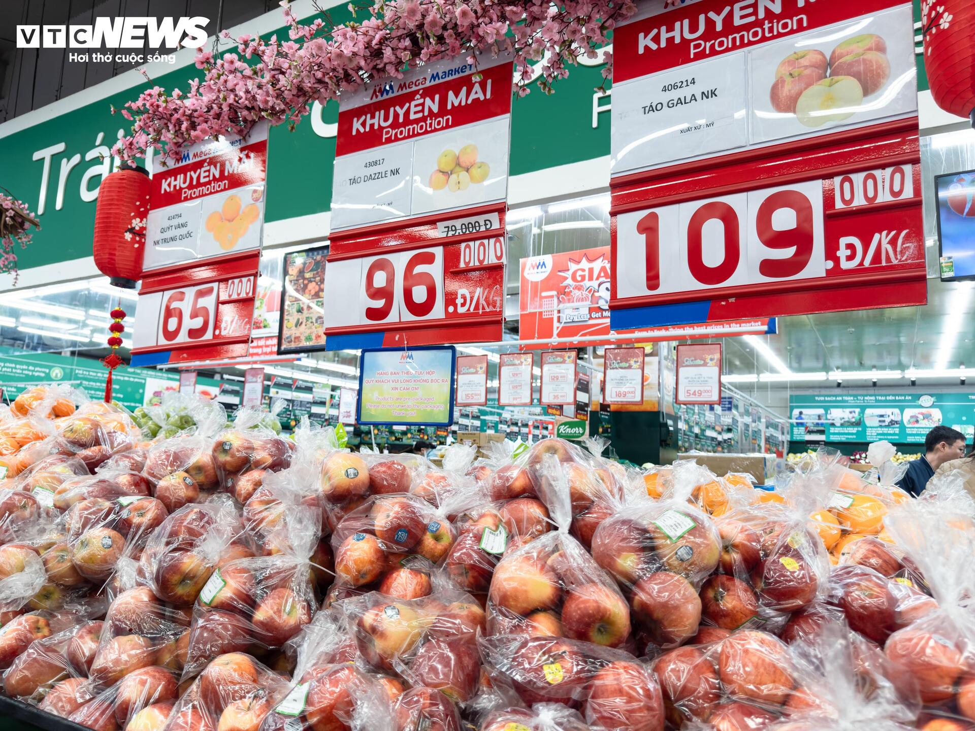 Người d&acirc;n H&agrave; Nội &ugrave;n &ugrave;n mua sắm Tết, si&ecirc;u thị đ&ocirc;ng đ&uacute;c kh&ocirc;ng lối tho&aacute;t - Ảnh 21.