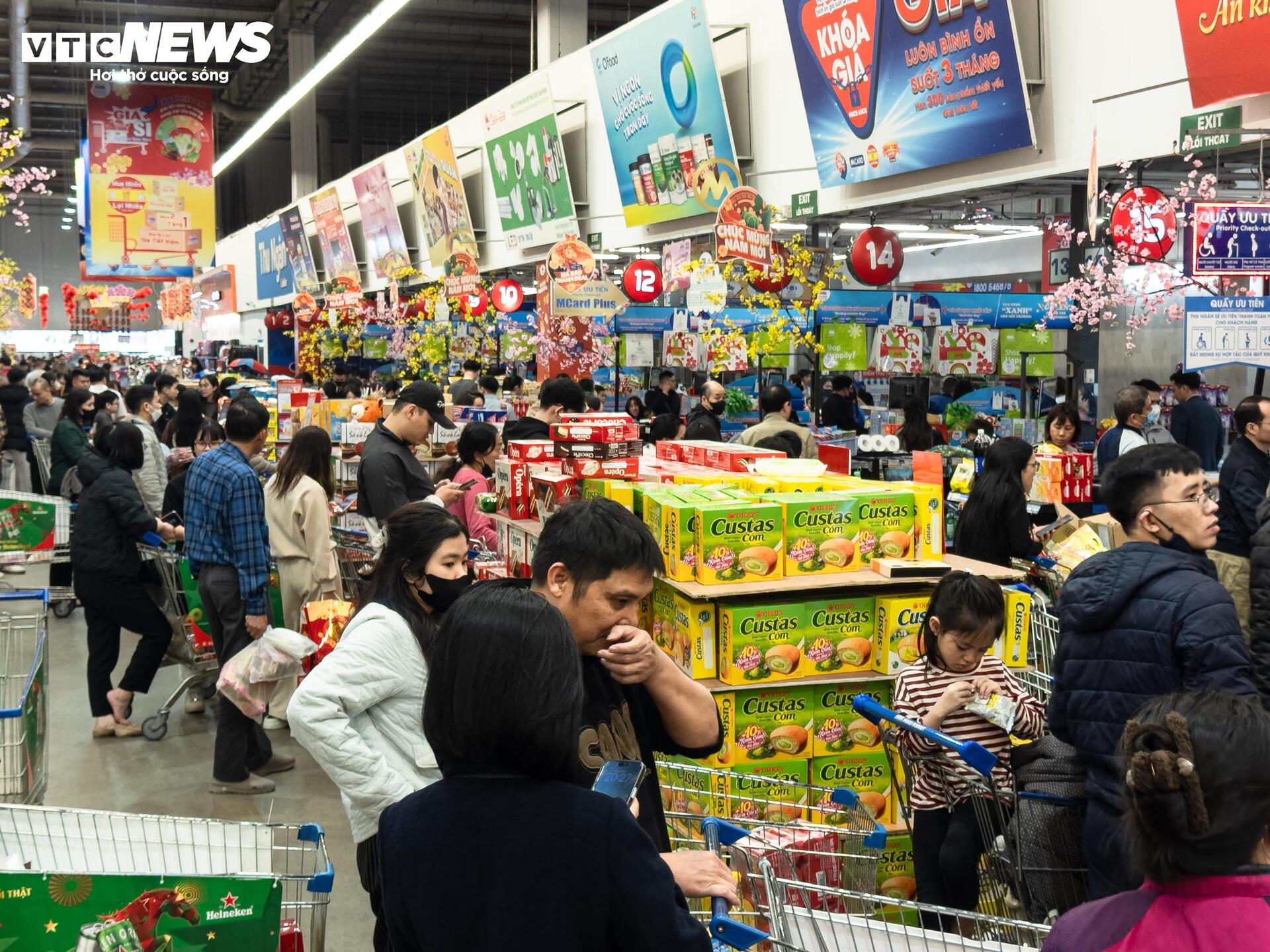 Người d&acirc;n H&agrave; Nội &ugrave;n &ugrave;n mua sắm Tết, si&ecirc;u thị đ&ocirc;ng đ&uacute;c kh&ocirc;ng lối tho&aacute;t - Ảnh 16.