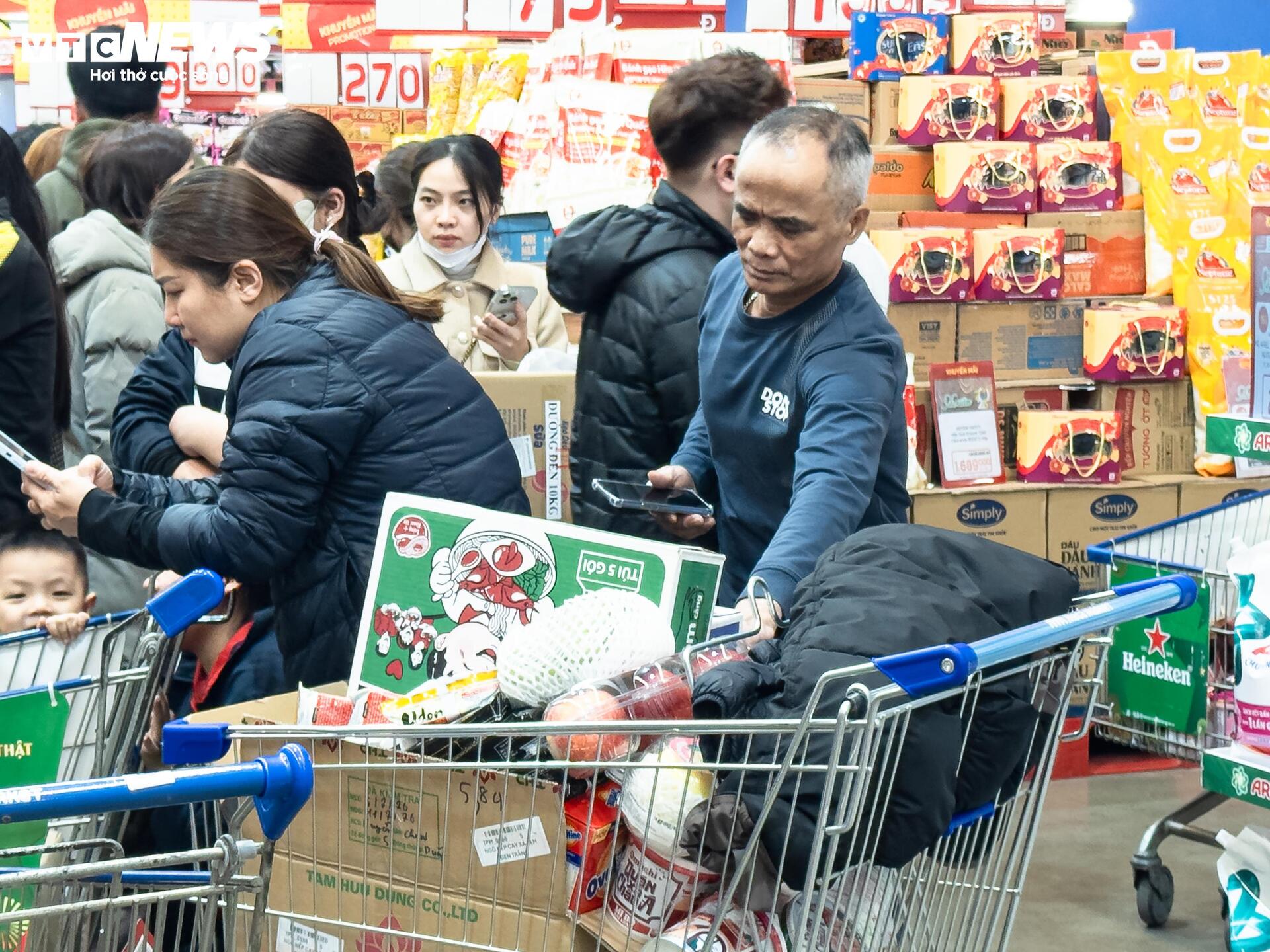 Người d&acirc;n H&agrave; Nội &ugrave;n &ugrave;n mua sắm Tết, si&ecirc;u thị đ&ocirc;ng đ&uacute;c kh&ocirc;ng lối tho&aacute;t - Ảnh 17.