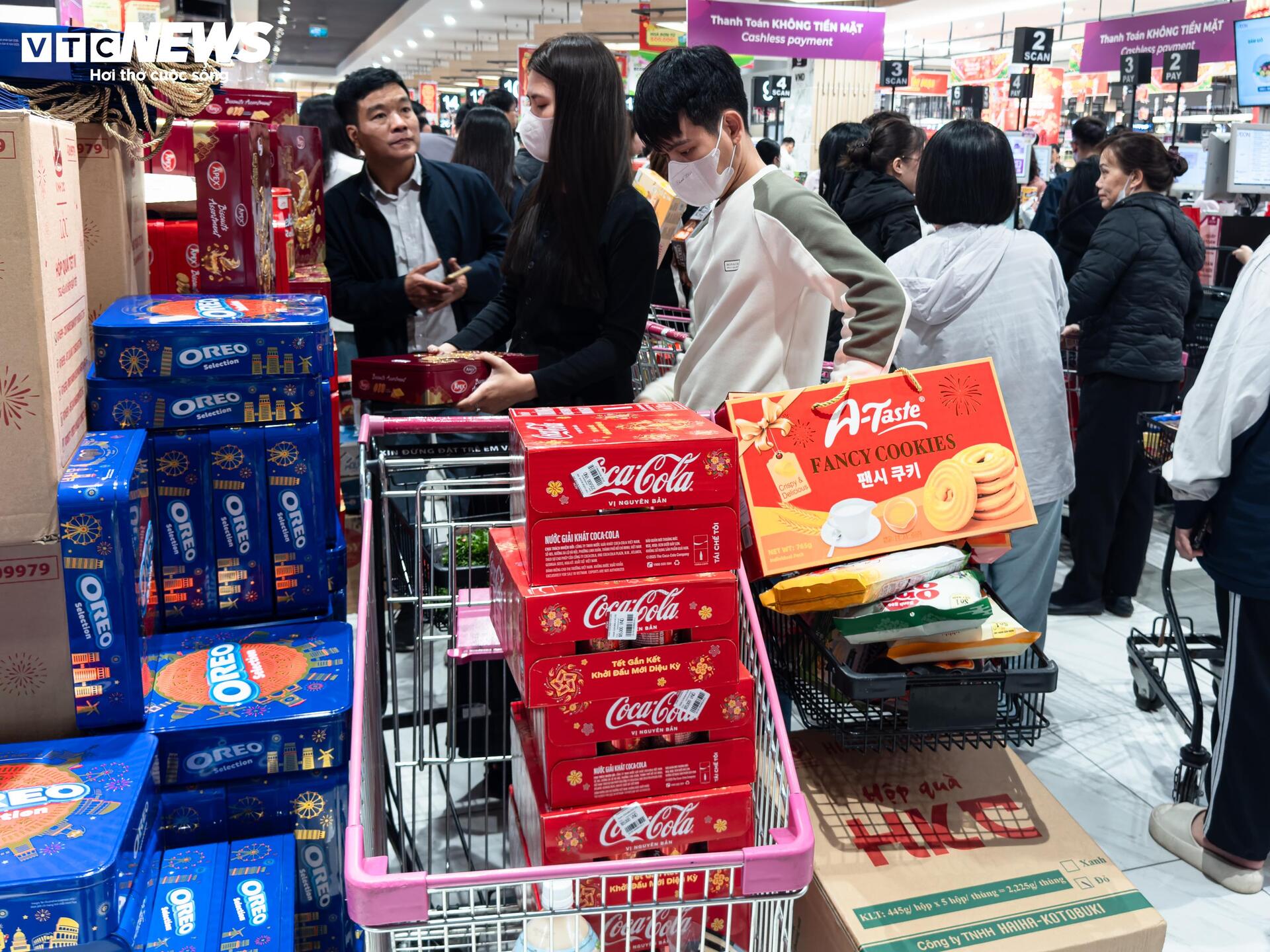 Người d&acirc;n H&agrave; Nội &ugrave;n &ugrave;n mua sắm Tết, si&ecirc;u thị đ&ocirc;ng đ&uacute;c kh&ocirc;ng lối tho&aacute;t - Ảnh 13.