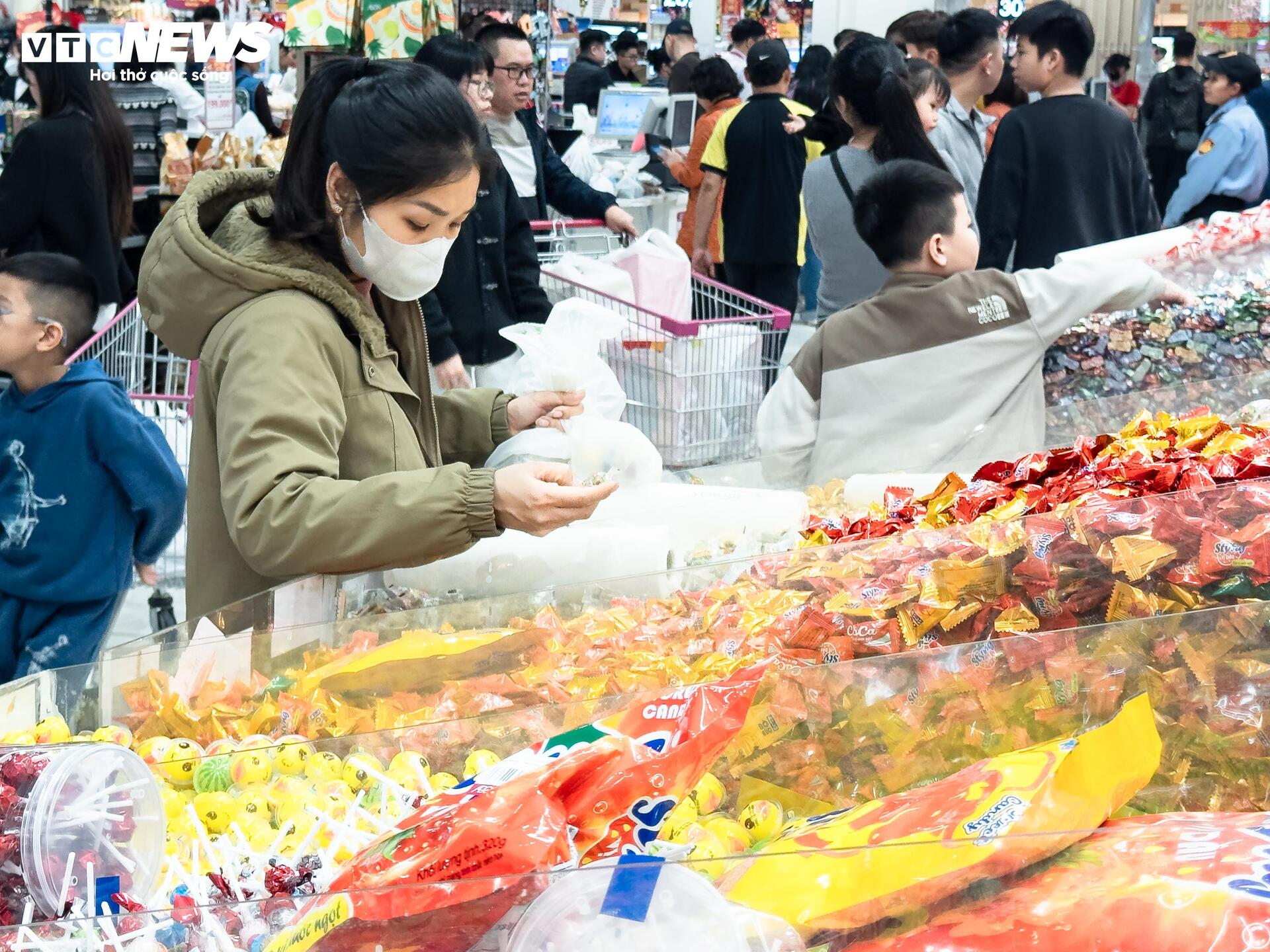 Người d&acirc;n H&agrave; Nội &ugrave;n &ugrave;n mua sắm Tết, si&ecirc;u thị đ&ocirc;ng đ&uacute;c kh&ocirc;ng lối tho&aacute;t - Ảnh 19.