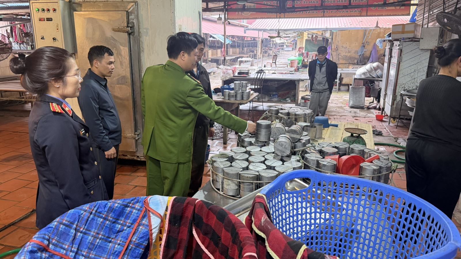 Khởi tố mẹ con chủ cơ sở thực phẩm chứa h&agrave;n the tại chợ đầu mối Đ&ocirc;ng Tảo 2026 - Ảnh 1.