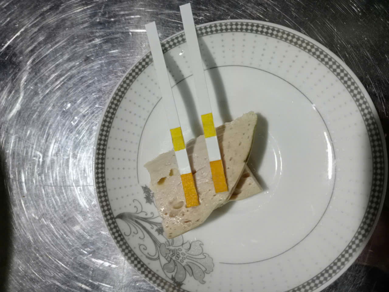 Khởi tố mẹ con chủ cơ sở thực phẩm chứa h&agrave;n the tại chợ đầu mối Đ&ocirc;ng Tảo 2026 - Ảnh 3.