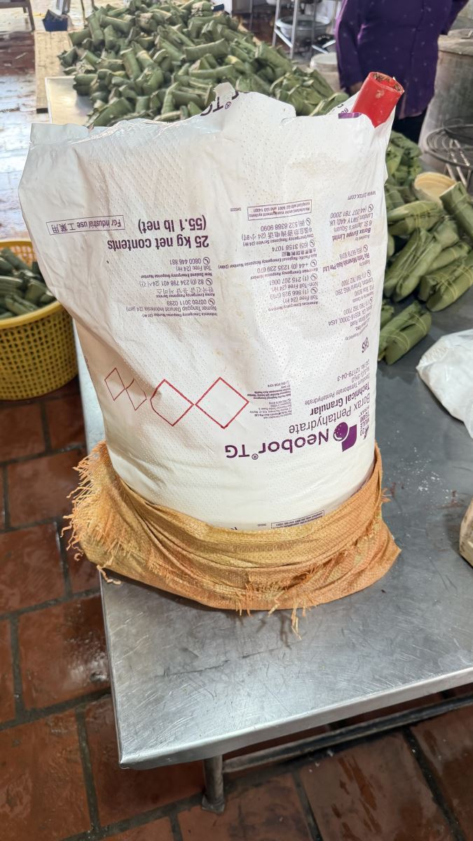 Khởi tố mẹ con chủ cơ sở thực phẩm chứa h&agrave;n the tại chợ đầu mối Đ&ocirc;ng Tảo 2026 - Ảnh 2.