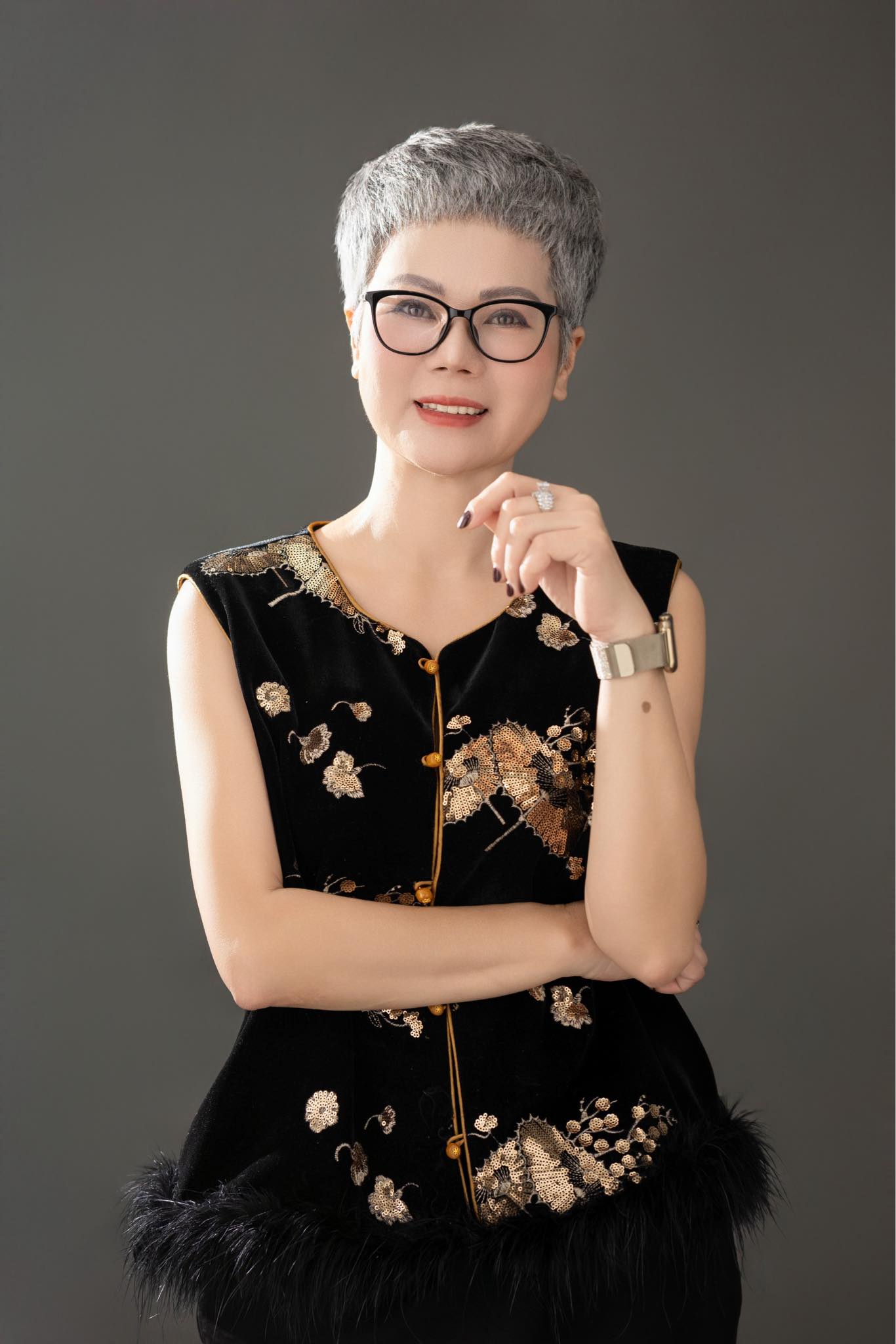 54 tuổi quyết định dừng nhuộm t&oacute;c, chị Hương nhận ra một điều phụ nữ trẻ chưa hiểu- Ảnh 5.