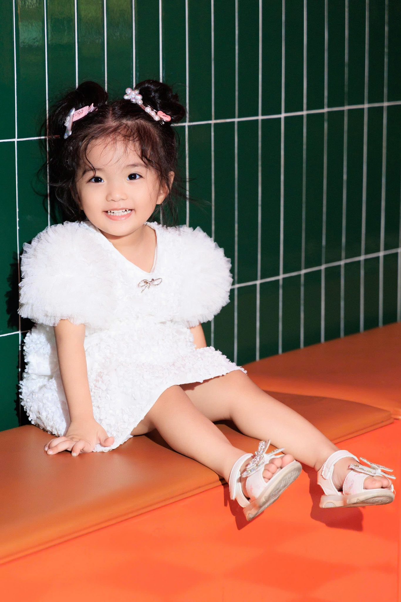 Anna và Lisa nhà Khánh Thi - Phan Hiển cứ xuất hiện là viral khắp cõi mạng: Nhan sắc chuẩn