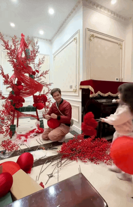 Kh&ocirc;ng kh&iacute; Tết trong dinh thự của ph&uacute; b&agrave; 2 con Hạnh Xuka: Từ việc l&agrave;m tinh tế của mẹ đến h&agrave;nh động đ&aacute;ng y&ecirc;u của hai b&eacute;- Ảnh 2.