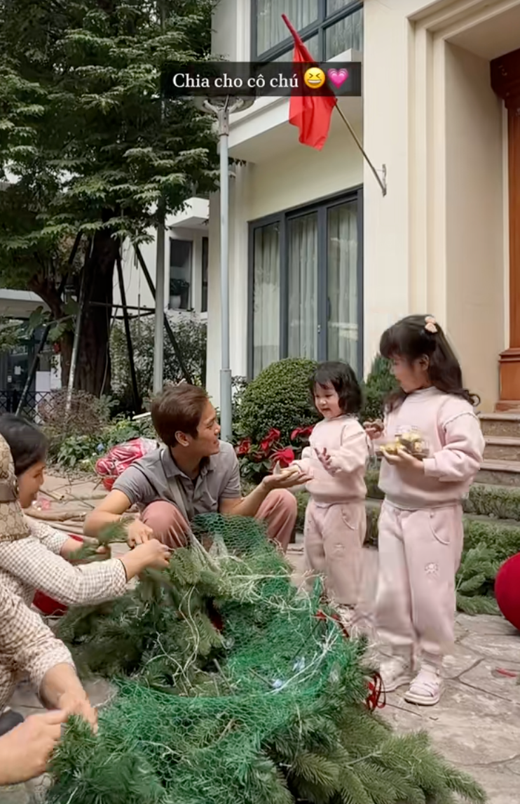 Kh&ocirc;ng kh&iacute; Tết trong dinh thự của ph&uacute; b&agrave; 2 con Hạnh Xuka: Từ việc l&agrave;m tinh tế của mẹ đến h&agrave;nh động đ&aacute;ng y&ecirc;u của hai b&eacute;- Ảnh 8.