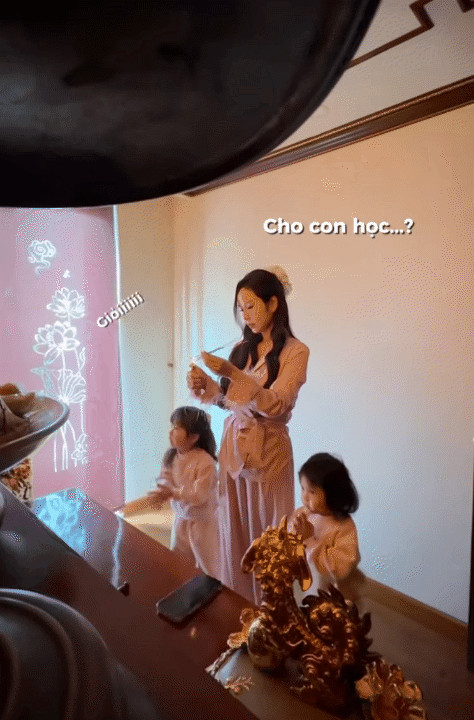 Kh&ocirc;ng kh&iacute; Tết trong dinh thự của ph&uacute; b&agrave; 2 con Hạnh Xuka: Từ việc l&agrave;m tinh tế của mẹ đến h&agrave;nh động đ&aacute;ng y&ecirc;u của hai b&eacute;- Ảnh 10.