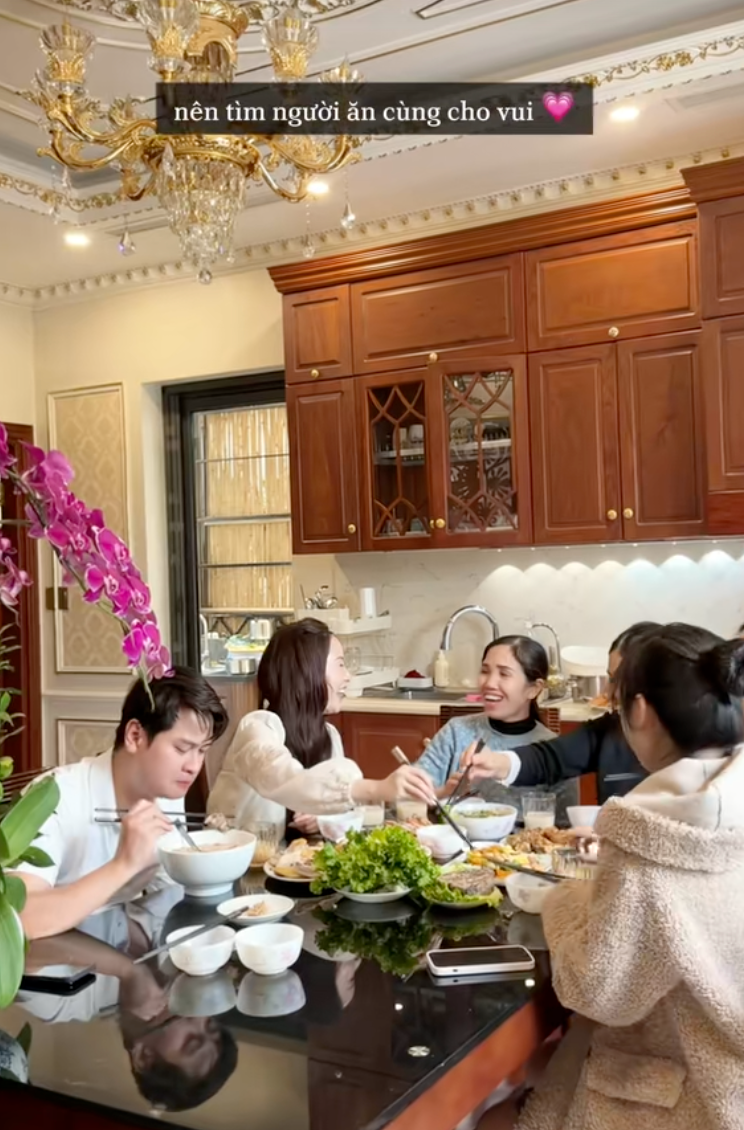 Kh&ocirc;ng kh&iacute; Tết trong dinh thự của ph&uacute; b&agrave; 2 con Hạnh Xuka: Từ việc l&agrave;m tinh tế của mẹ đến h&agrave;nh động đ&aacute;ng y&ecirc;u của hai b&eacute;- Ảnh 6.