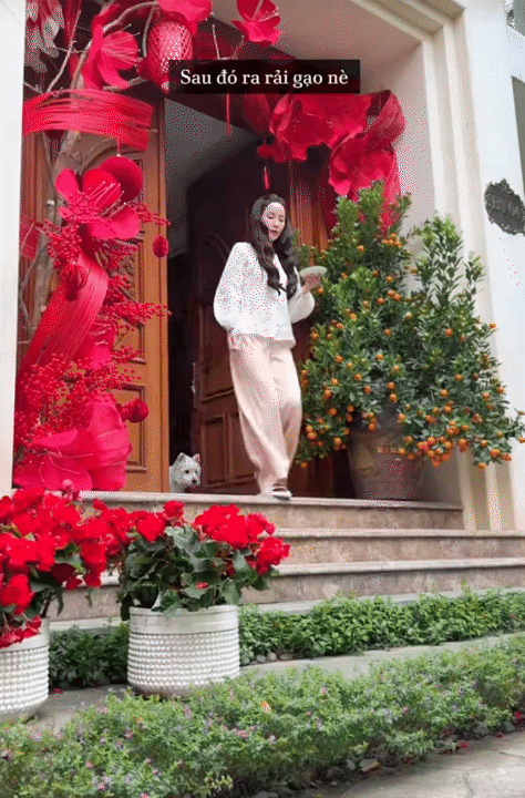 Kh&ocirc;ng kh&iacute; Tết trong dinh thự của ph&uacute; b&agrave; 2 con Hạnh Xuka: Từ việc l&agrave;m tinh tế của mẹ đến h&agrave;nh động đ&aacute;ng y&ecirc;u của hai b&eacute;- Ảnh 1.