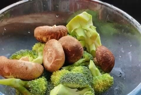 Món ăn ngày Tết: Cách làm cây tài lộc đẹp mắt Chỉ trong 10 phút - Ảnh 2. Món ăn ngày Tết: Cách làm cây tài lộc đẹp mắt Chỉ trong 10 phút - Ảnh 2.