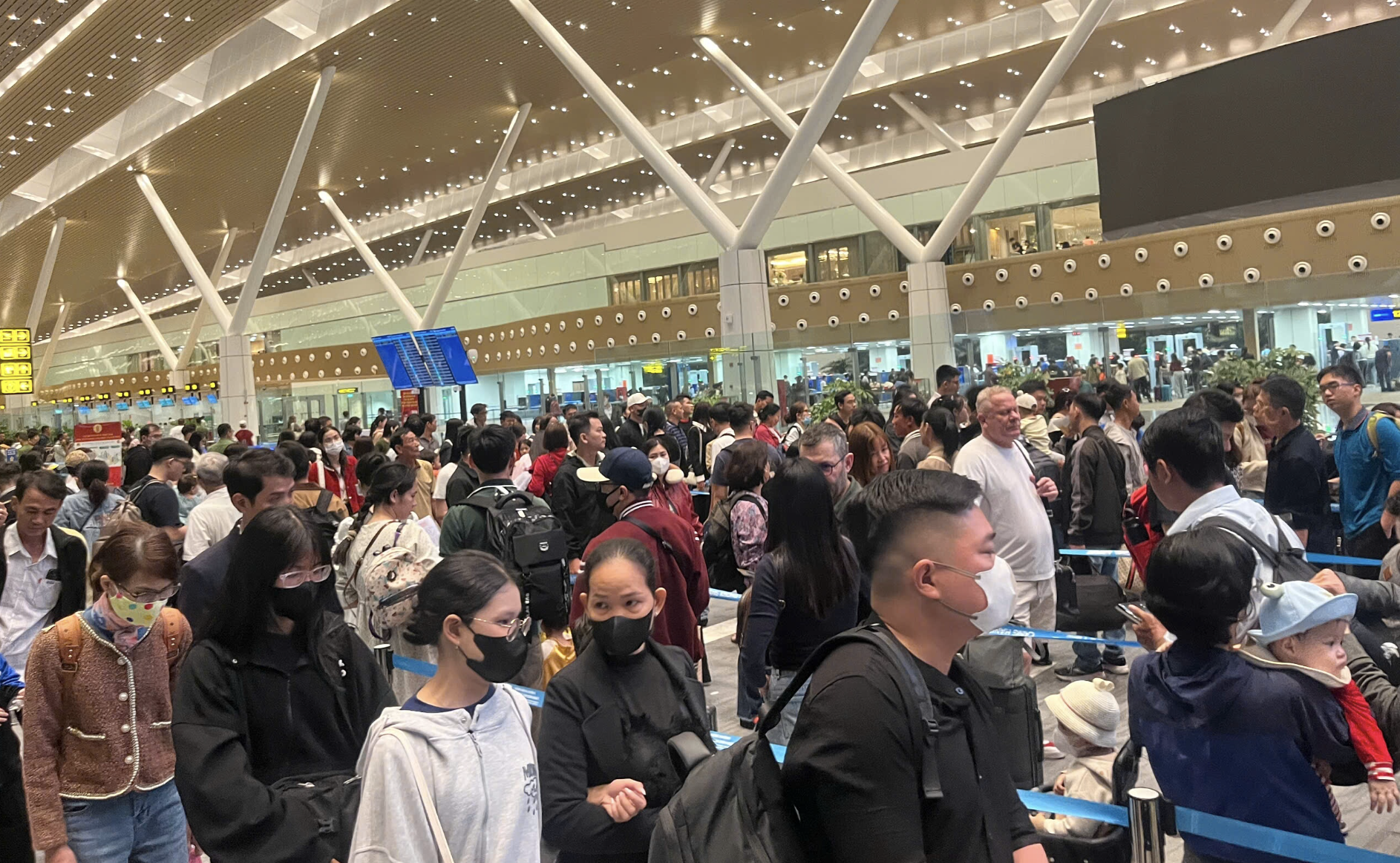 Gi&aacute; v&eacute; m&aacute;y bay Tết từ TPHCM đi H&agrave; Nội bất ngờ giảm mạnh dịp 28 th&aacute;ng Chạp 2026 - Ảnh 2.