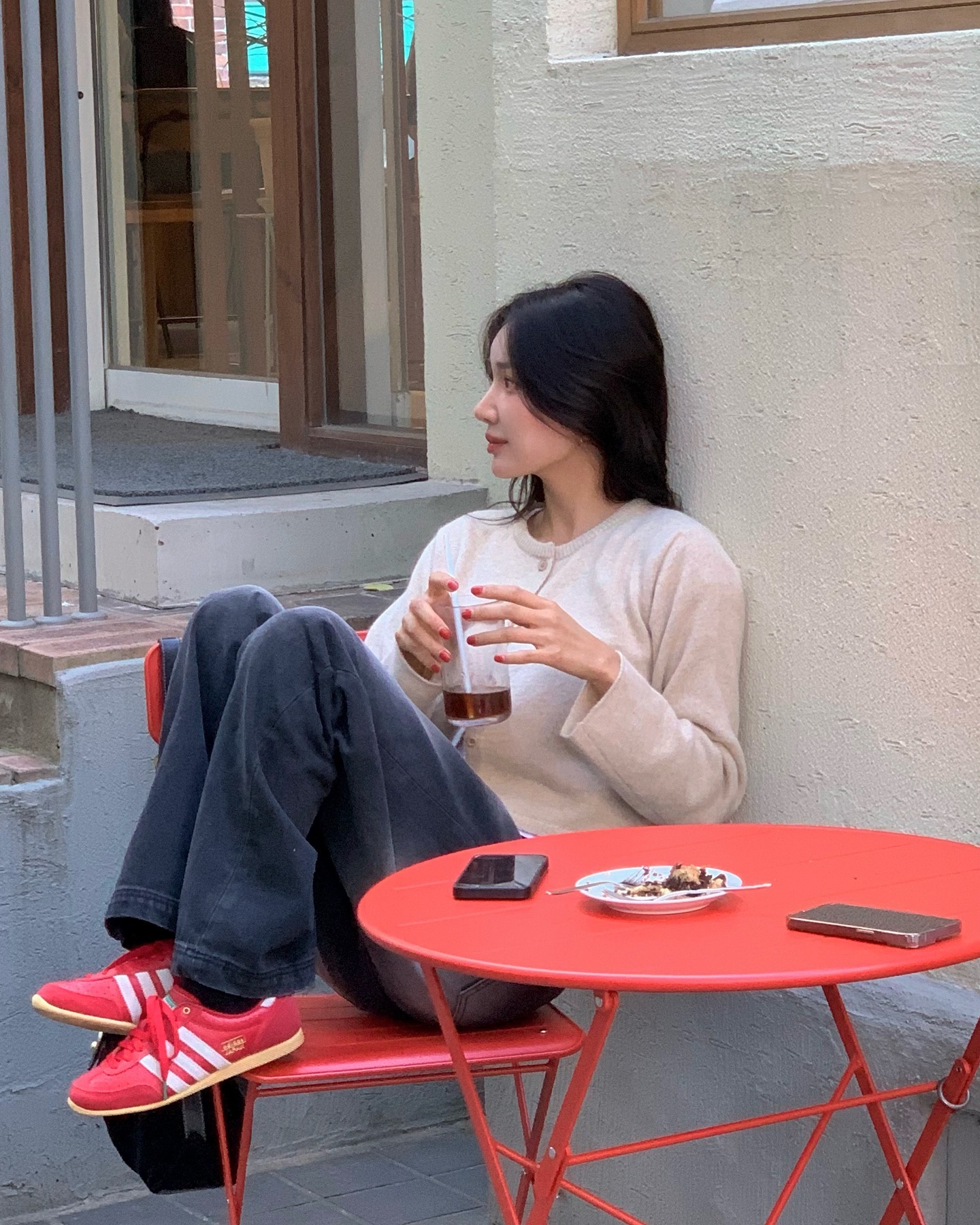 Mùng 1 Tết rạng rỡ với 4 cách phối đồ Tết màu đỏ nổi bật và tinh tế - Ảnh 8. Mùng 1 Tết rạng rỡ với 4 cách phối đồ Tết màu đỏ nổi bật và tinh tế - Ảnh 8.