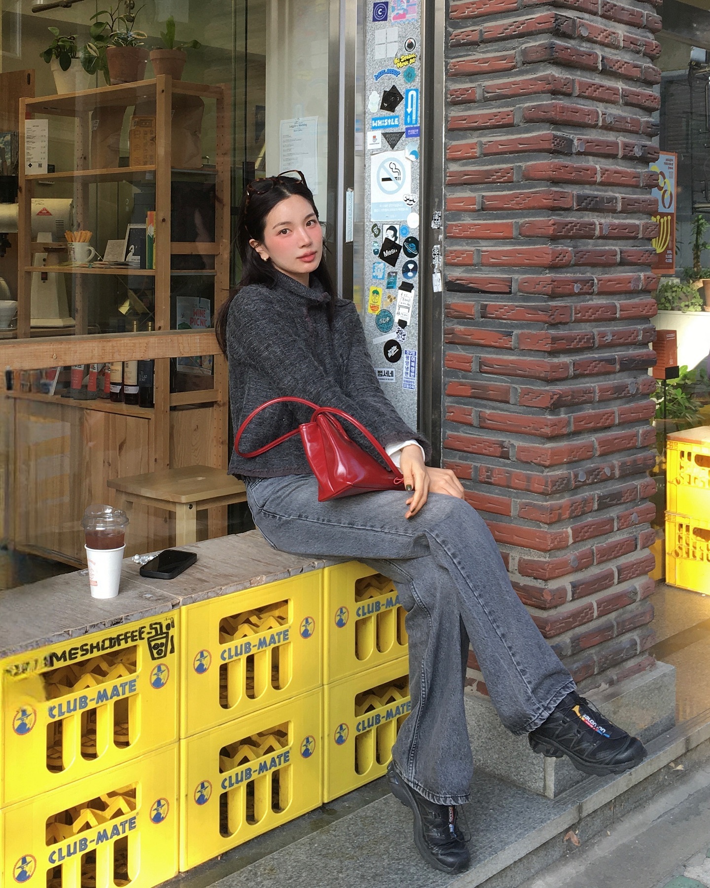 Mùng 1 Tết rạng rỡ với 4 cách phối đồ Tết màu đỏ nổi bật và tinh tế - Ảnh 7. Mùng 1 Tết rạng rỡ với 4 cách phối đồ Tết màu đỏ nổi bật và tinh tế - Ảnh 7.