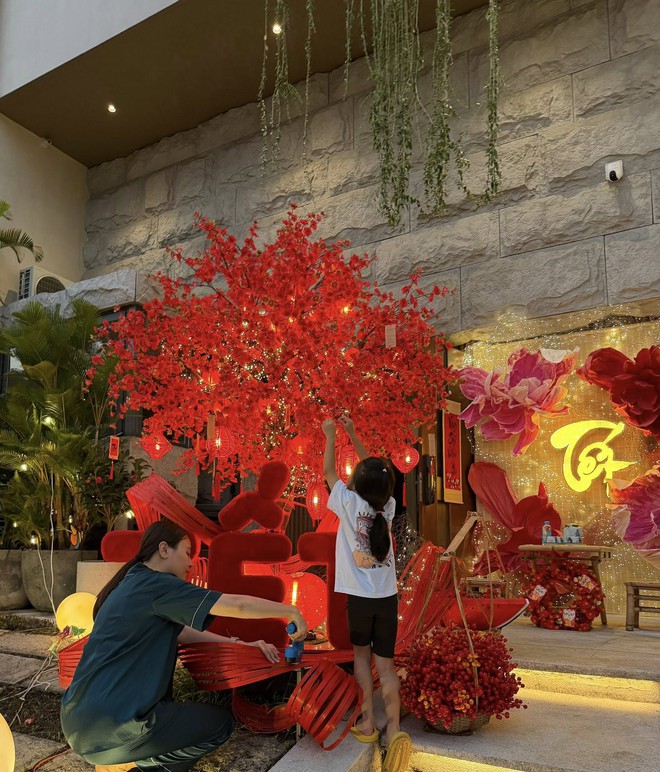 Vợ chồng Cường Đ&ocirc; La ăn Tết si&ecirc;u ho&agrave;nh tr&aacute;ng- Ảnh 4.