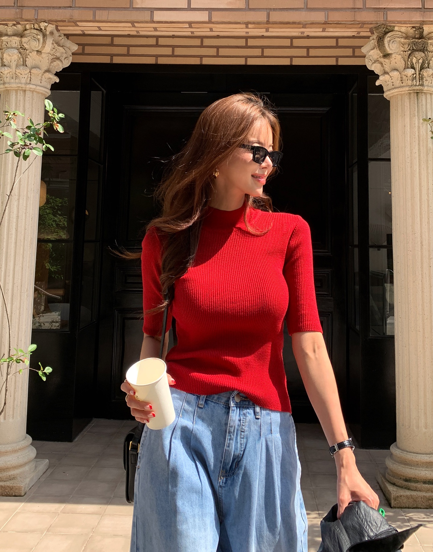 Mùng 1 Tết rạng rỡ với 4 cách phối đồ Tết màu đỏ nổi bật và tinh tế - Ảnh 3. Mùng 1 Tết rạng rỡ với 4 cách phối đồ Tết màu đỏ nổi bật và tinh tế - Ảnh 3.