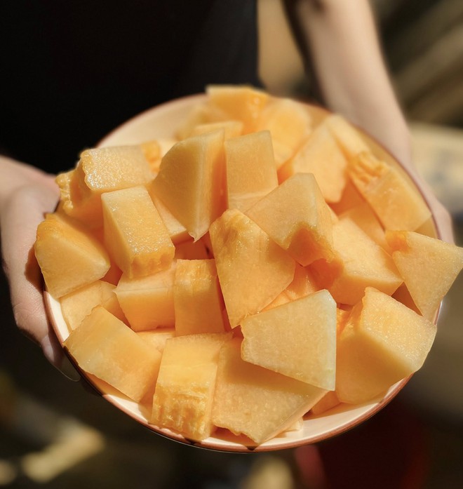 Nh&agrave; c&oacute; em b&eacute; m&ecirc; dưa, mẹ trồng hẳn vườn dưa mấy ngh&igrave;n quả, ngắm cả khu vườn xanh m&aacute;t khiến ai gh&eacute; cũng phải ngỡ ng&agrave;ng- Ảnh 1.