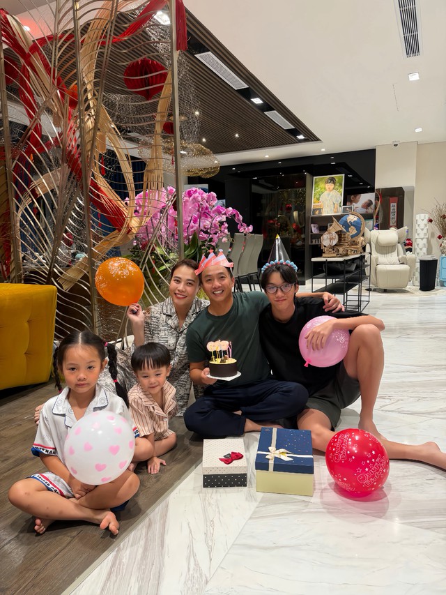 Vợ chồng Cường Đ&ocirc; La ăn Tết si&ecirc;u ho&agrave;nh tr&aacute;ng- Ảnh 7.