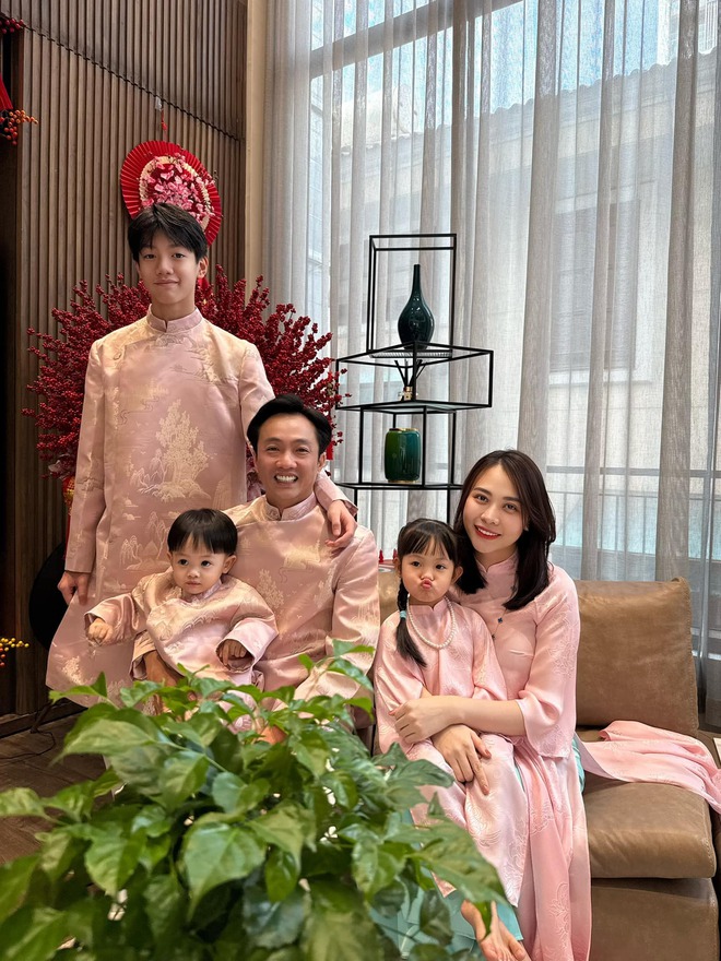 Vợ chồng Cường Đ&ocirc; La ăn Tết si&ecirc;u ho&agrave;nh tr&aacute;ng- Ảnh 1.