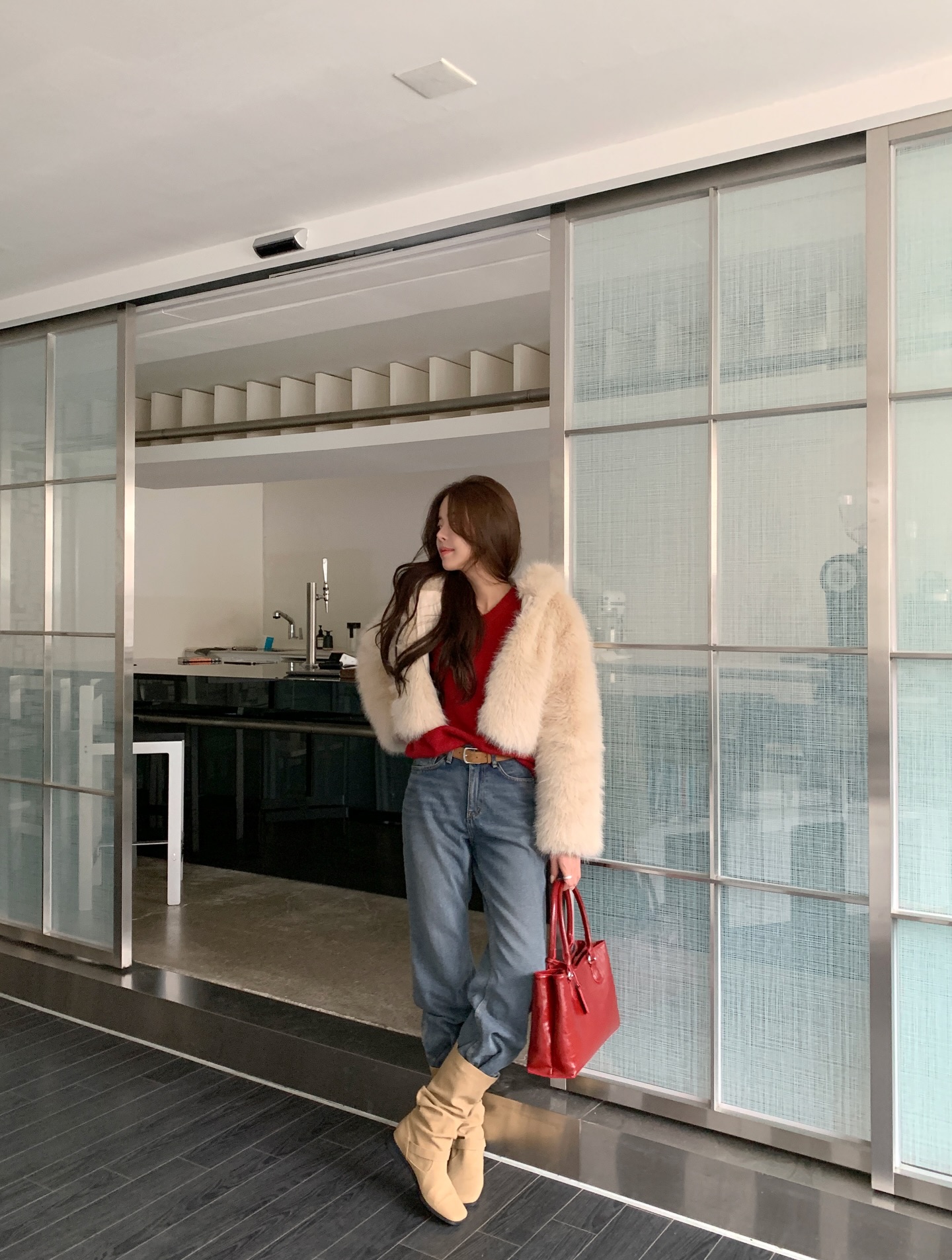 Mùng 1 Tết rạng rỡ với 4 cách phối đồ Tết màu đỏ nổi bật và tinh tế - Ảnh 4. Mùng 1 Tết rạng rỡ với 4 cách phối đồ Tết màu đỏ nổi bật và tinh tế - Ảnh 4.