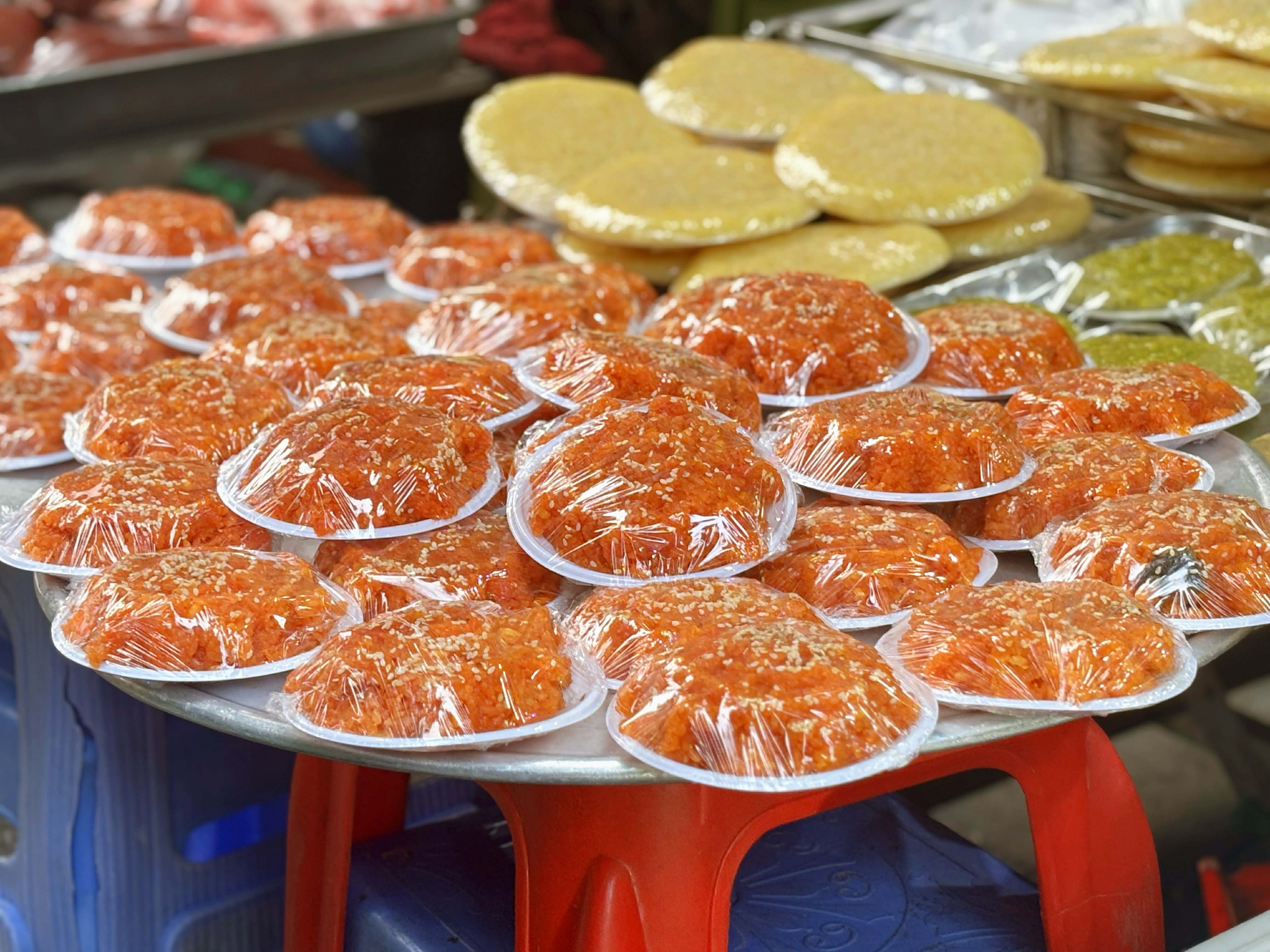 29 Tết tại những khu chợ đậm truyền thống trong phố cổ: Kh&ocirc;ng phải H&agrave;ng B&egrave;, đ&acirc;y mới l&agrave; n&ecirc;n cần đến nếu muốn t&igrave;m kiếm những n&eacute;t truyền thống của Tết xưa  - Ảnh 1.