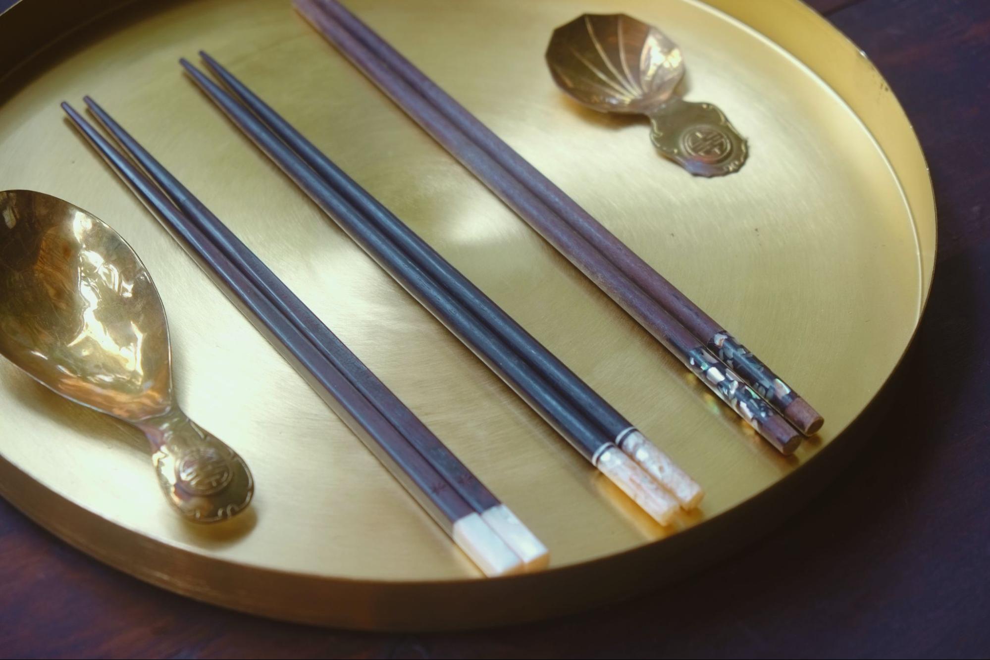 Đôi đũa đầu năm - món quà nhỏ mang theo lời chúc đủ đầy - Ảnh 1.