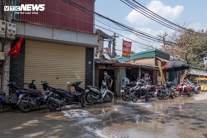 Tiệm rửa xe tại H&agrave; Nội tất bật kiếm 3-4 triệu ng&agrave;y 29 Tết - Ảnh 1.