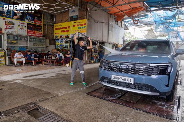 Tiệm rửa xe tại H&agrave; Nội tất bật kiếm 3-4 triệu ng&agrave;y 29 Tết - Ảnh 2.