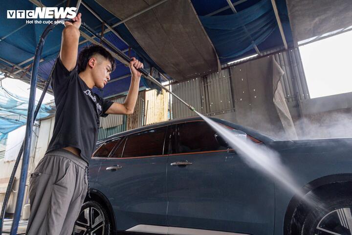 Tiệm rửa xe tại H&agrave; Nội tất bật kiếm 3-4 triệu ng&agrave;y 29 Tết - Ảnh 6.