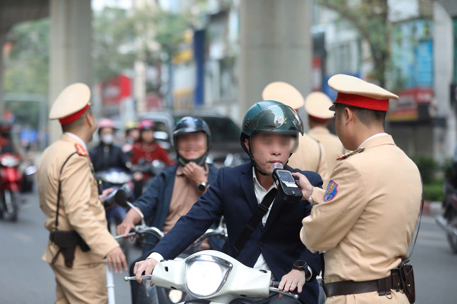 Ra qu&acirc;n v&agrave;o m&ugrave;ng 1 Tết, CSGT ph&aacute;t hiện 1.570 trường hợp vi phạm nồng độ cồn - Ảnh 1.