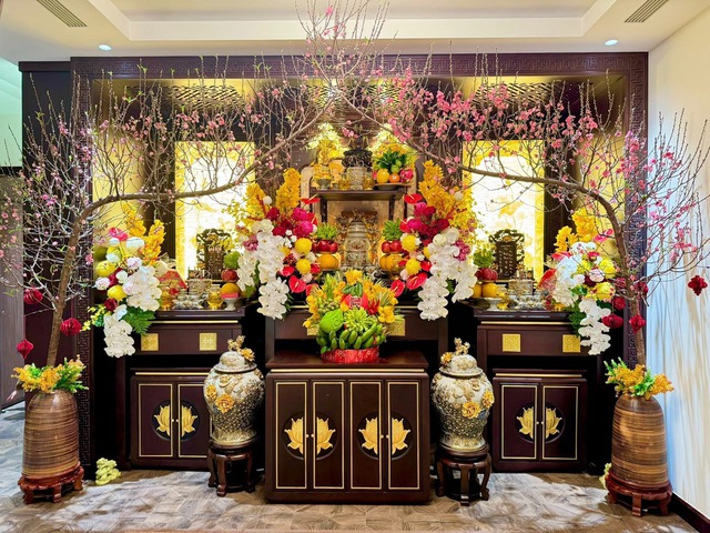 Mùng 1 Tết ngắm ban thờ gia tiên đẹp chấn động: Đúng lễ nghi chuẩn phong thuỷ, cả cõi mạng cùng trầm trồ- Ảnh 1. Mùng 1 Tết ngắm ban thờ gia tiên đẹp chấn động: Đúng lễ nghi chuẩn phong thuỷ, cả cõi mạng cùng trầm trồ- Ảnh 1.