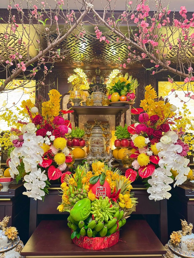 Mùng 1 Tết ngắm ban thờ gia tiên đẹp chấn động: Đúng lễ nghi chuẩn phong thuỷ, cả cõi mạng cùng trầm trồ- Ảnh 3. Mùng 1 Tết ngắm ban thờ gia tiên đẹp chấn động: Đúng lễ nghi chuẩn phong thuỷ, cả cõi mạng cùng trầm trồ- Ảnh 3.